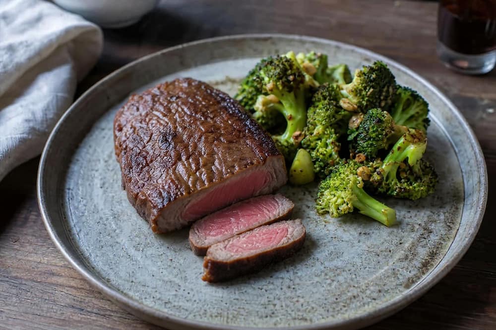 Biefstuk met broccoli en knoflook