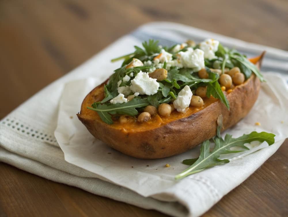 Gevulde zoete aardappel met kikkererwten en feta