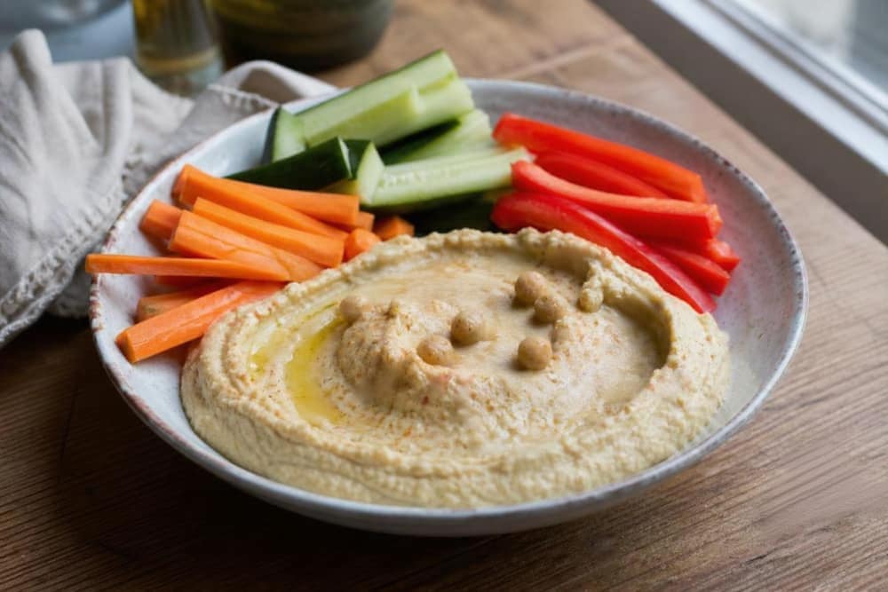 Hummus met verse groentereepjes