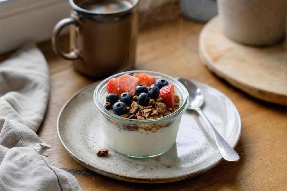 Kwark-ontbijtpot met zelfgemaakte granola